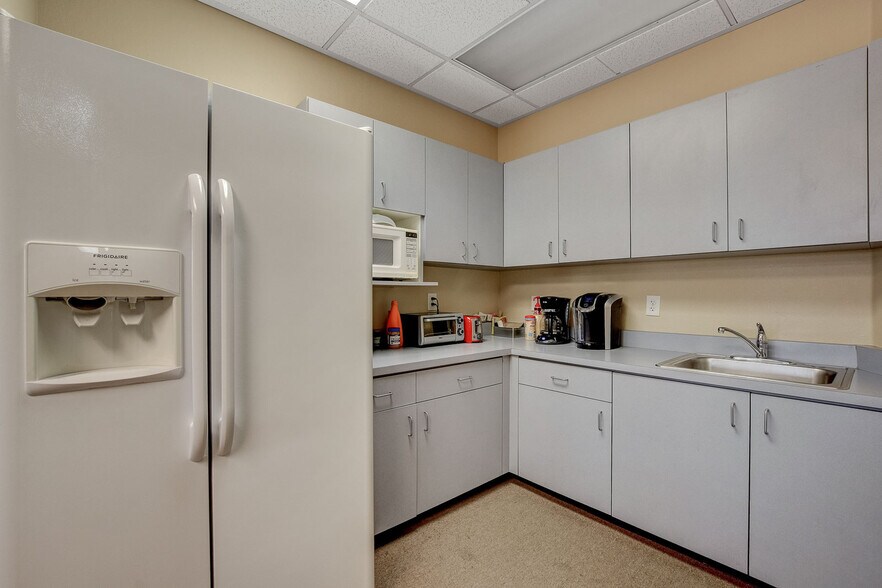 More Photos Of 9900 Covington Cross Dr, Las Vegas Office For Lease