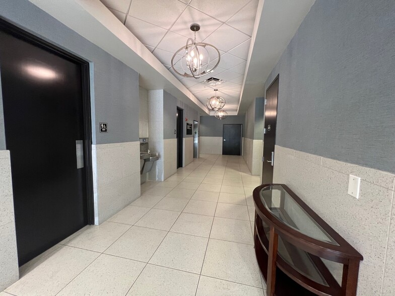 More Photos Of 2621 Cattlemen Rd, Sarasota Office For Lease