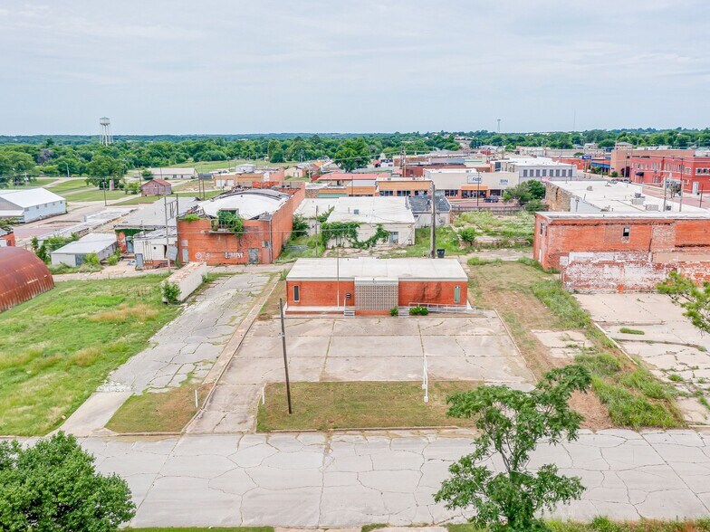 More Photos Of 111 N 4th St, Seminole Office For Sale