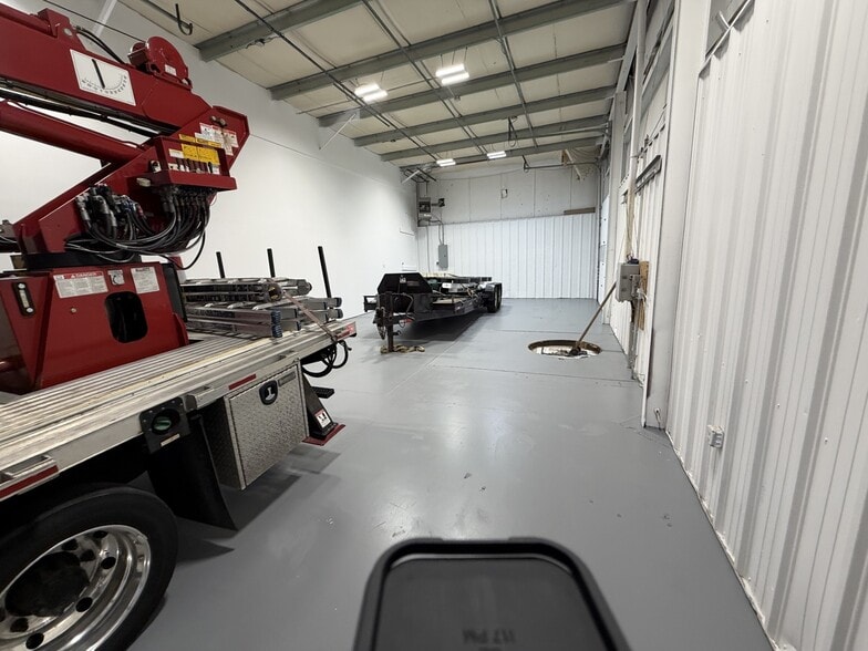 More Photos Of 500-580 Industrial Park Rd, Deep River Warehouse For Lease
