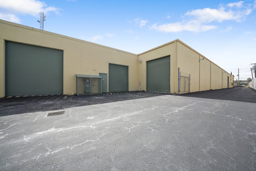 More Photos Of 3007 Crossview Dr, Houston Showroom For Sale