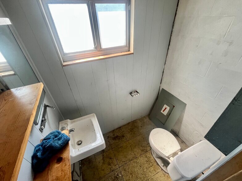 More Photos Of 1702 Wheeling Ave, Glen Dale Manufacturing For Sale