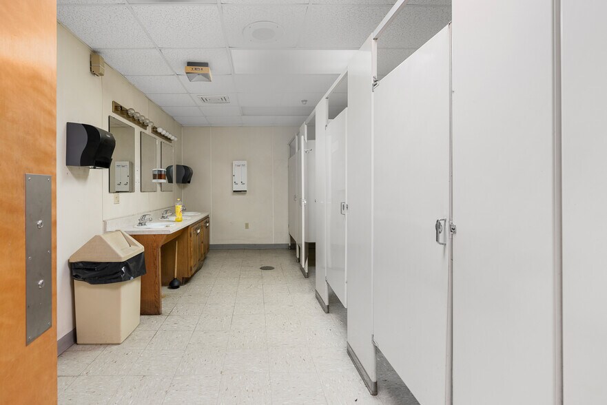 More Photos Of 713 E Austin Blvd, Nevada Warehouse For Lease