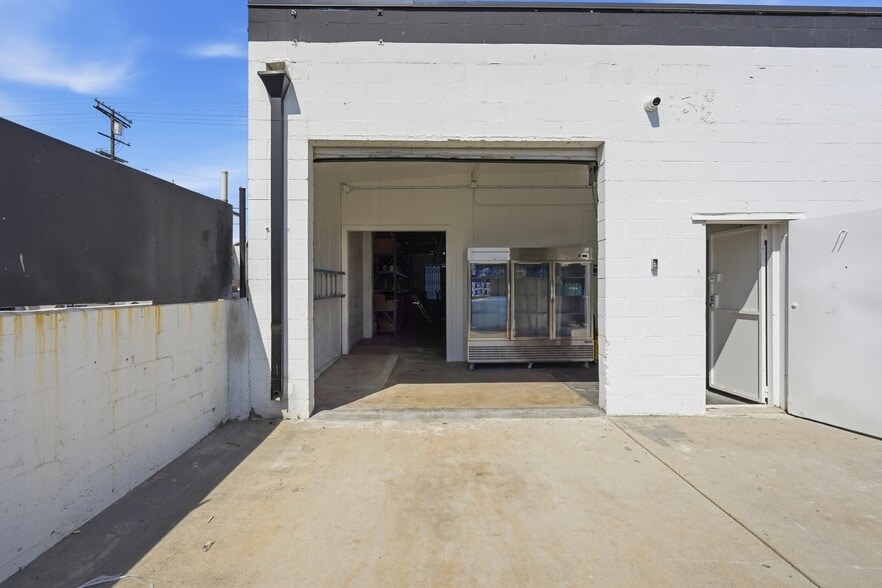 More Photos Of 7842 Lankershim Blvd, North Hollywood Showroom For Sale