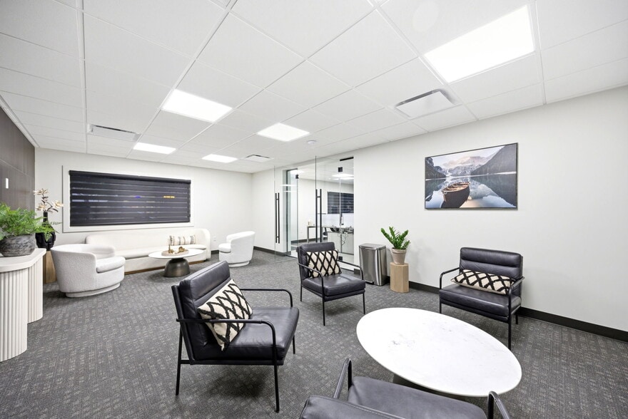 More Photos Of 326 SE Douglas St, Lees Summit Office For Sale