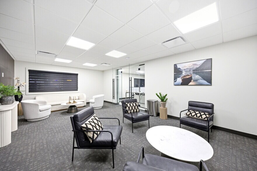 More Photos Of 326 SE Douglas St, Lees Summit Office For Sale