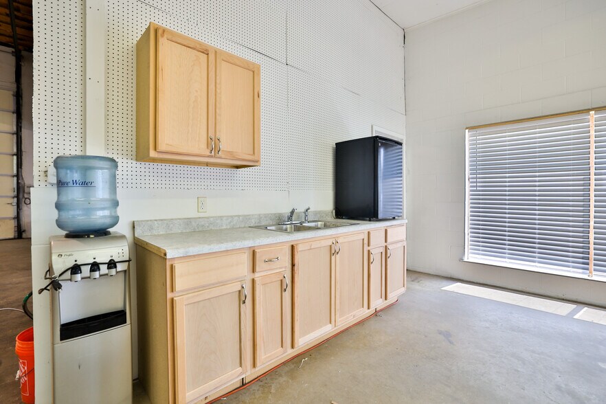 More Photos Of 205 S Old Route 66, Hamel Service For Sale