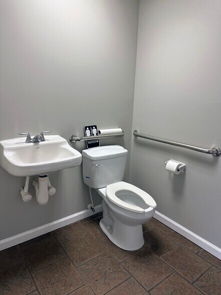 More Photos Of 4510 S Main St, Acworth Freestanding For Lease