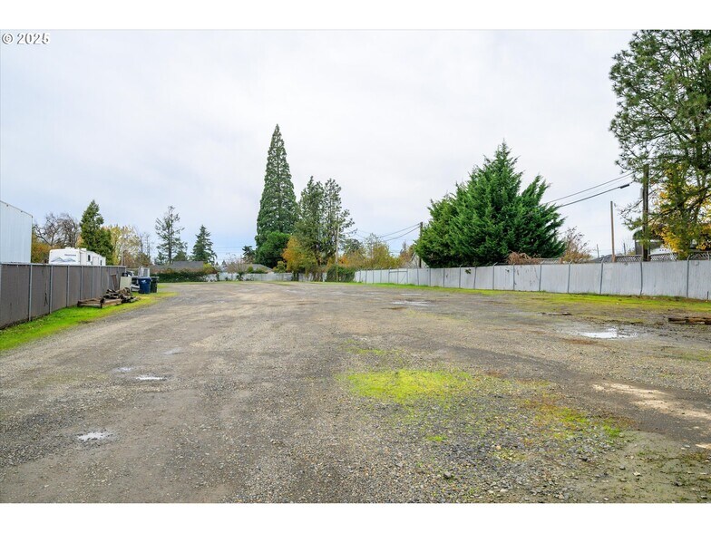 More Photos Of 364 28th St, Springfield Freestanding For Sale