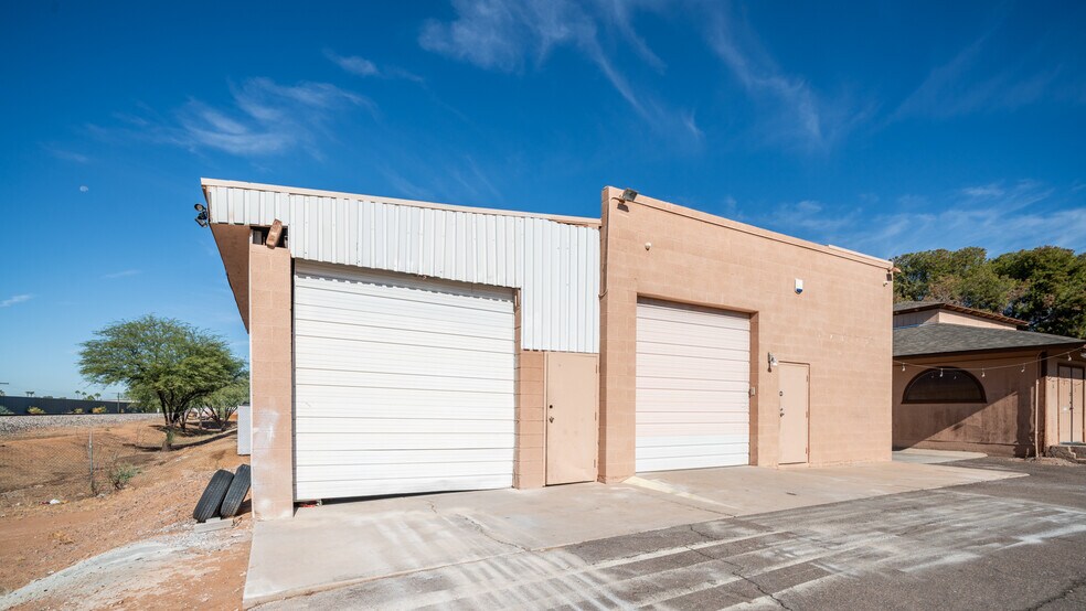 More Photos Of 680 N Golden Key St, Gilbert Warehouse For Lease