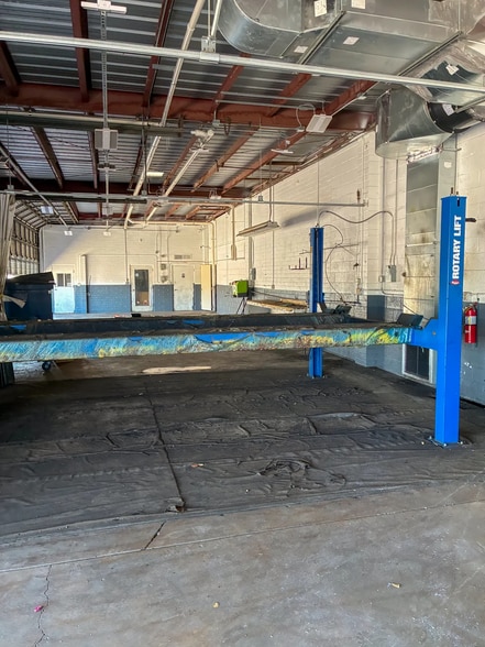 More Photos Of 33 S Alma School Rd, Mesa Auto Repair For Lease