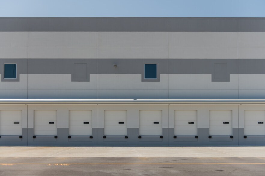 More Photos Of 301 Kenyon Rd, Suffolk Warehouse For Lease