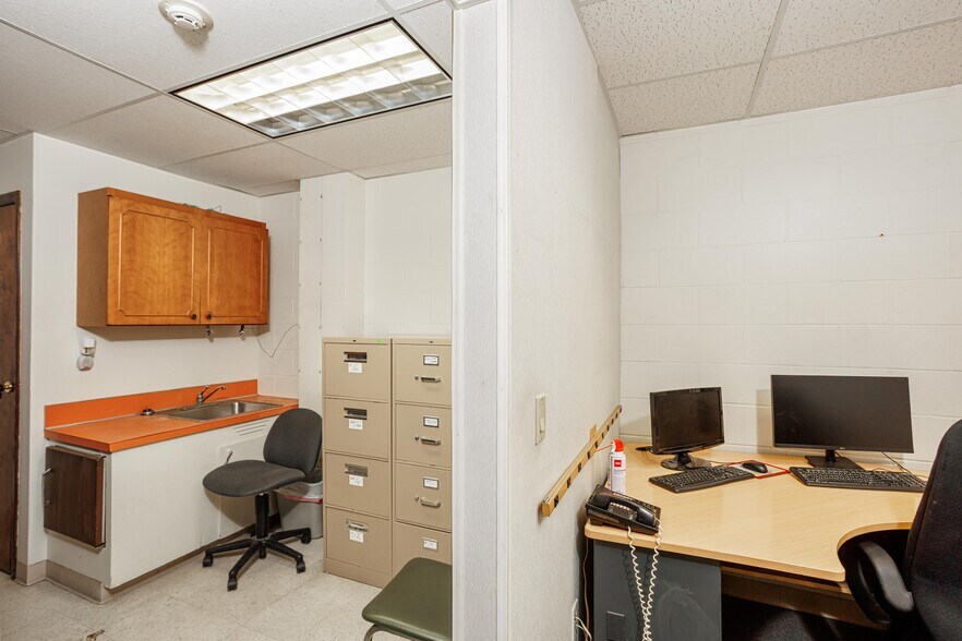 More Photos Of 835 SE 17th Ave, Portland Office For Sale