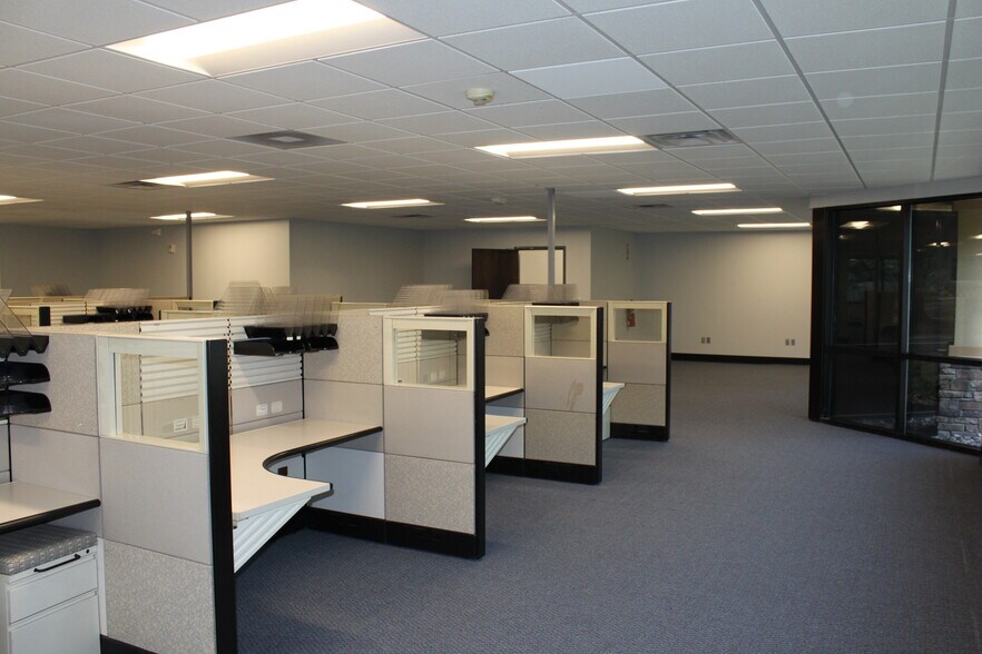More Photos Of 1300 NW Jefferson Ct, Blue Springs Office For Sale