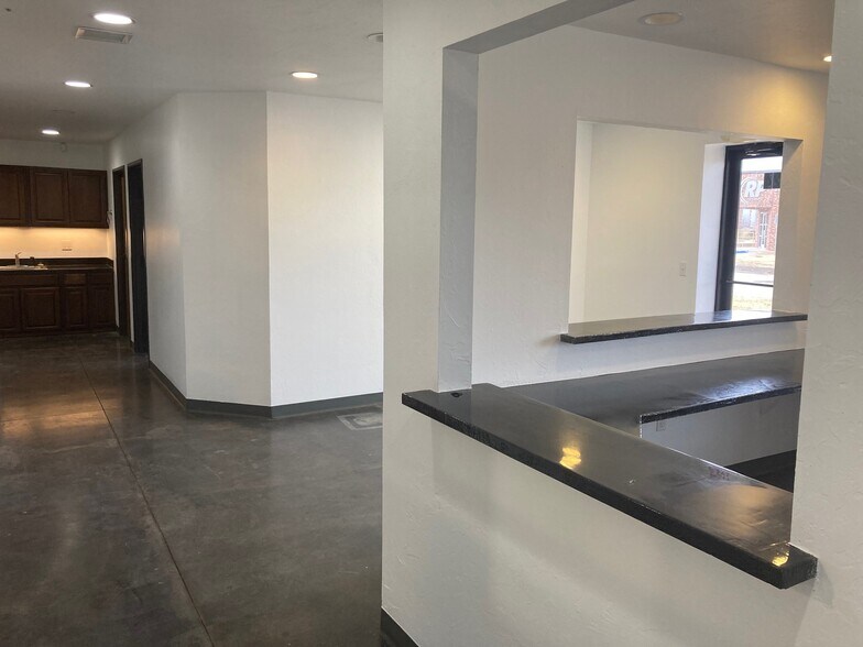 More Photos Of 14624 Metro Plaza Blvd, Edmond Warehouse For Lease