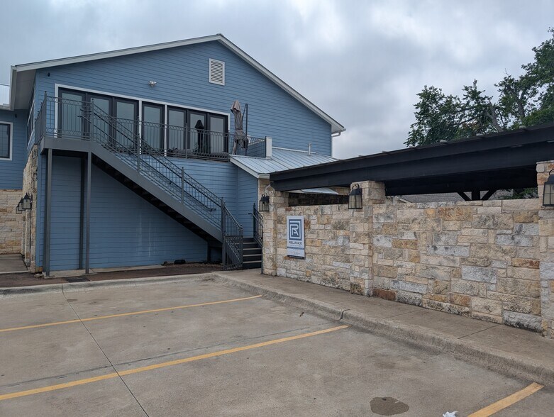 More Photos Of 12 Chisholm Trl, Round Rock Freestanding For Lease