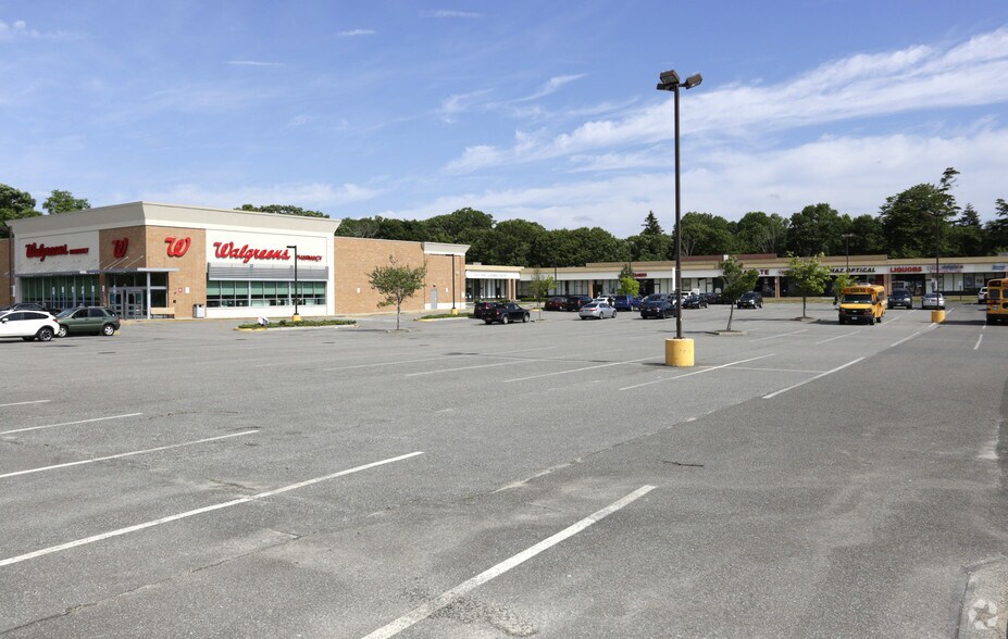 More Photos Of 655 E Main St, East Patchogue Storefront For Lease