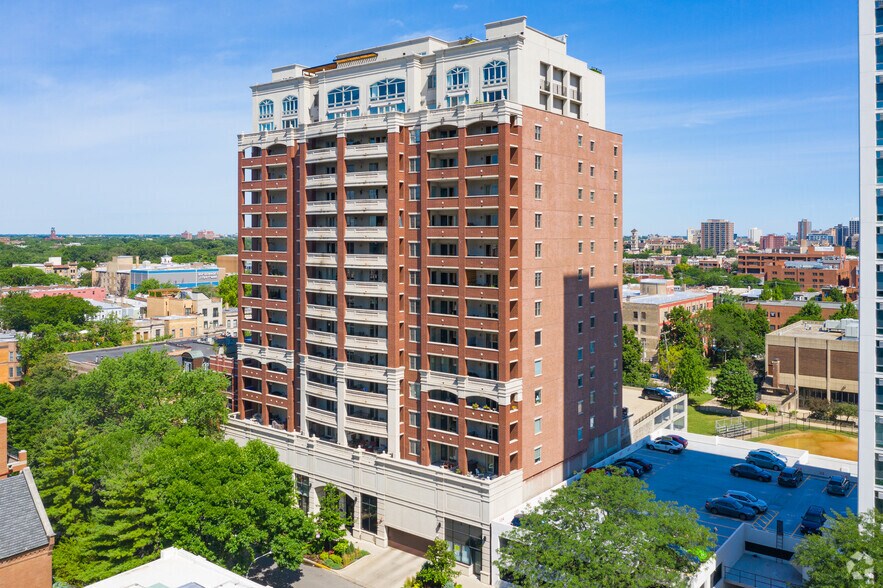 Primary Photo Of 828 W Grace St, Chicago Apartments For Lease