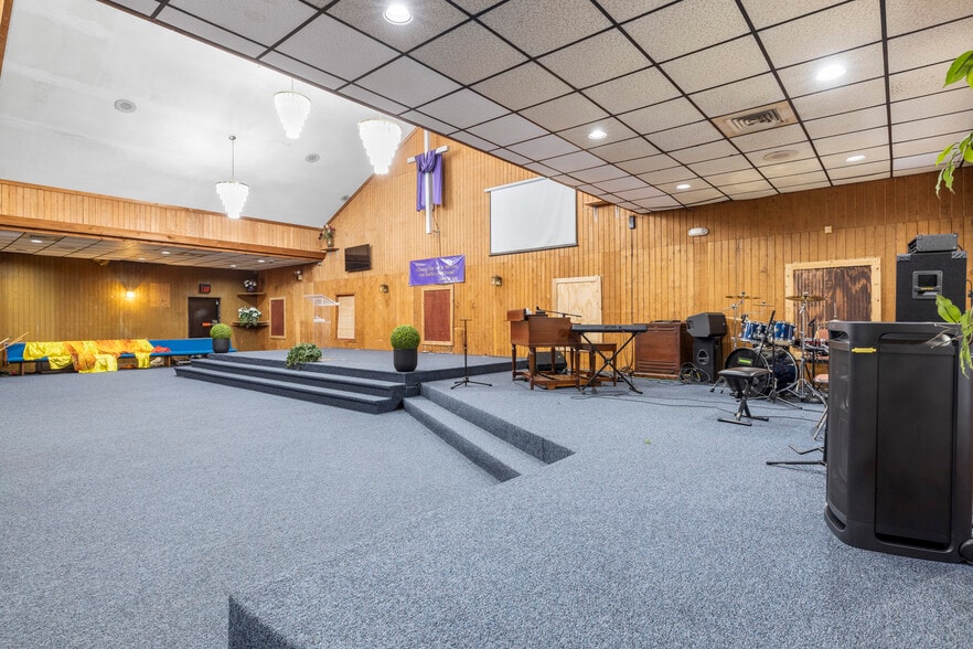More Photos Of 10511 Main St, Thonotosassa Religious Facility For Sale