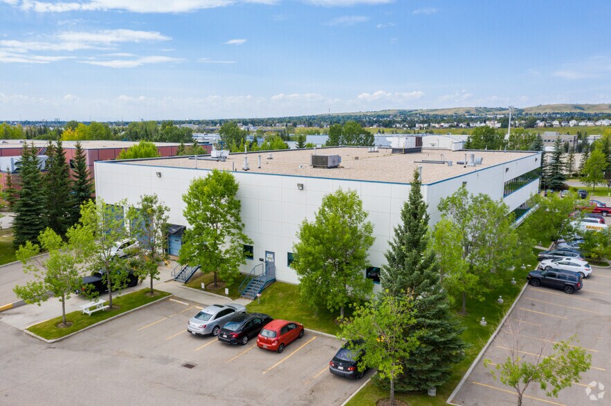 More Photos Of 7236 10th St NE, Calgary Flex For Sale