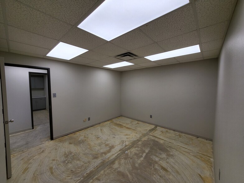 More Photos Of 13331 Western Oak, Helotes Light Manufacturing For Lease
