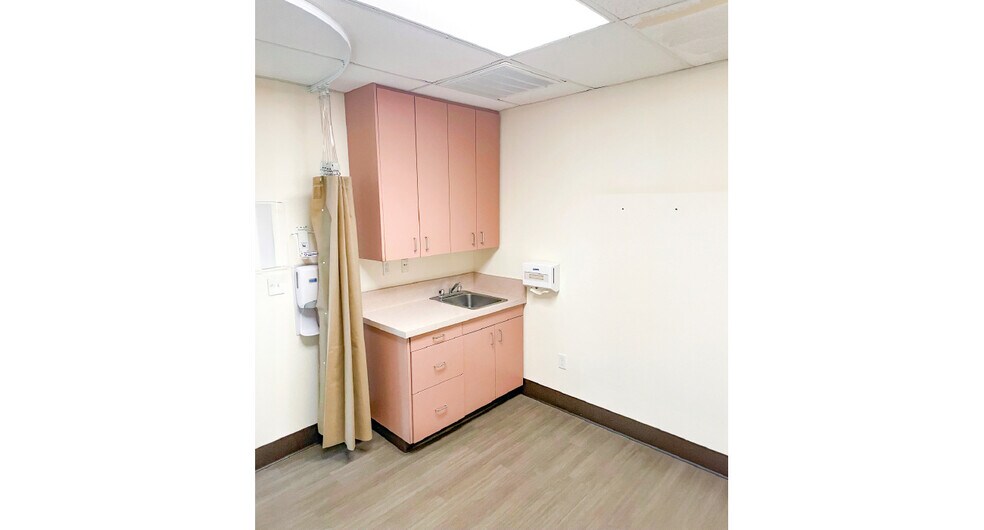 More Photos Of 2317 Jensen Ave, Sanger Medical For Sale