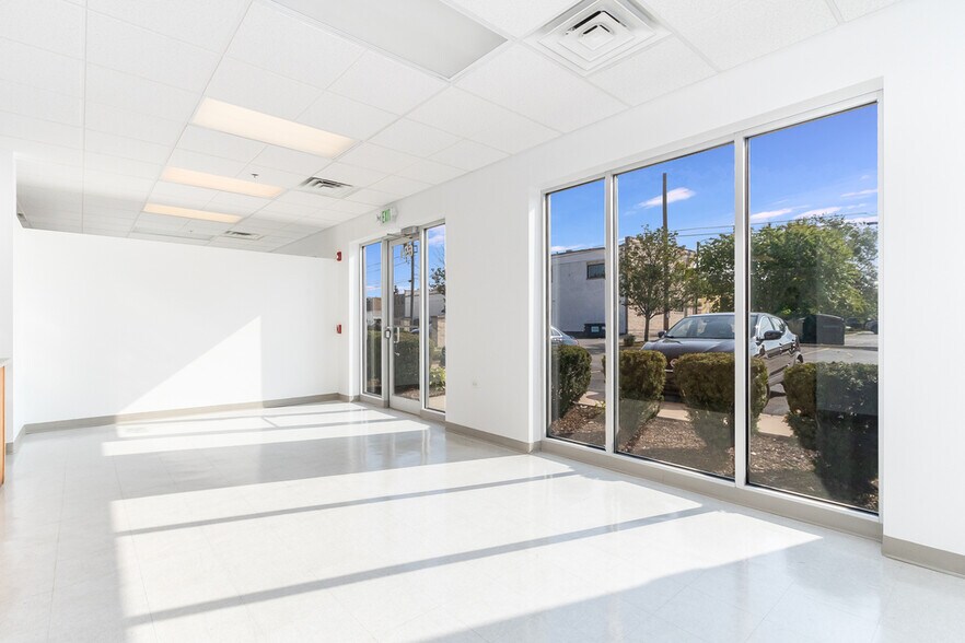 More Photos Of 691 Collins St, Joliet Storefront Retail Office For Lease