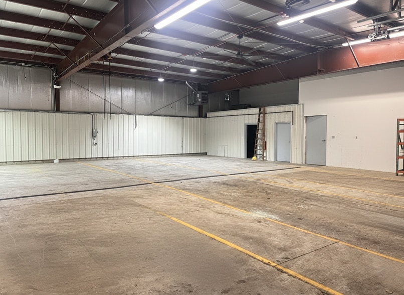More Photos Of 1001 Geneva St, Shorewood Warehouse For Lease