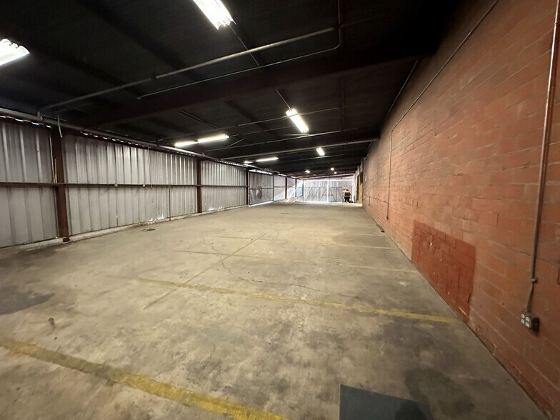 More Photos Of 319 W Peden, San Antonio Distribution For Sale