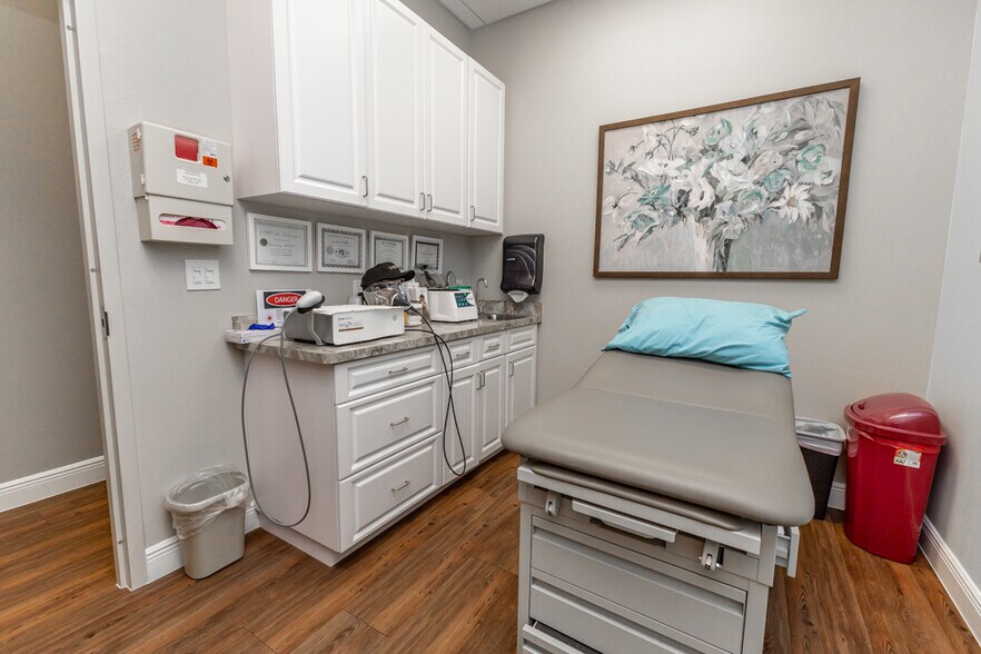 More Photos Of 809 County Road 466, Lady Lake Office For Sale