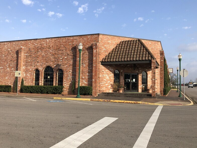 More Photos Of 201 N Pacific St, Conroe Freestanding For Lease