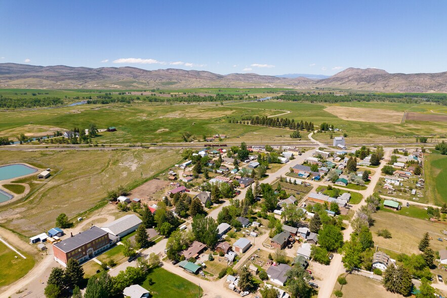 More Photos Of 21 Main, Willow Creek Bar For Sale