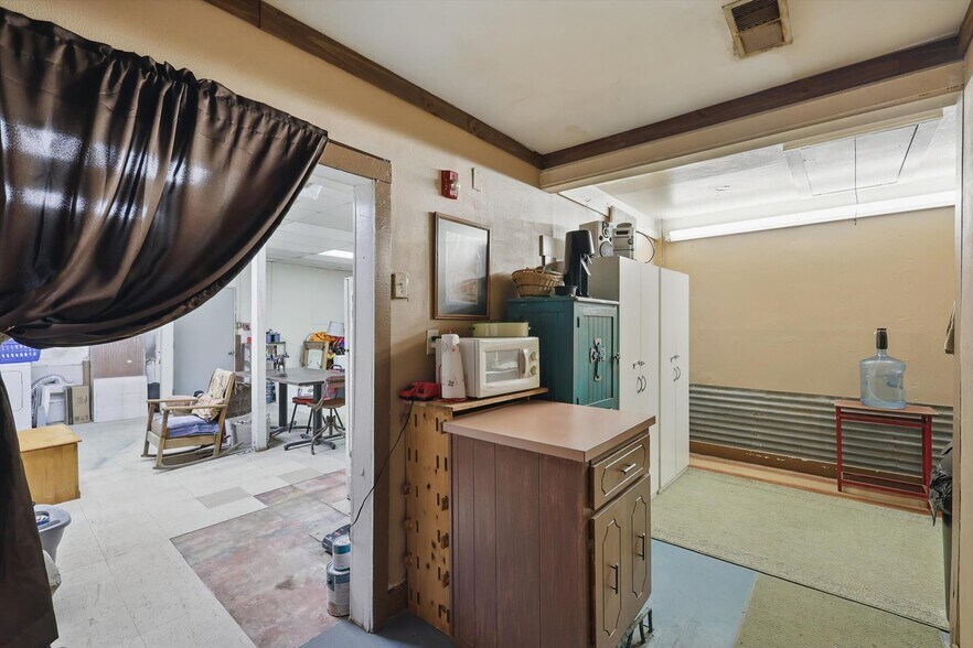 More Photos Of 206 W McCart St, Krum Storefront For Sale