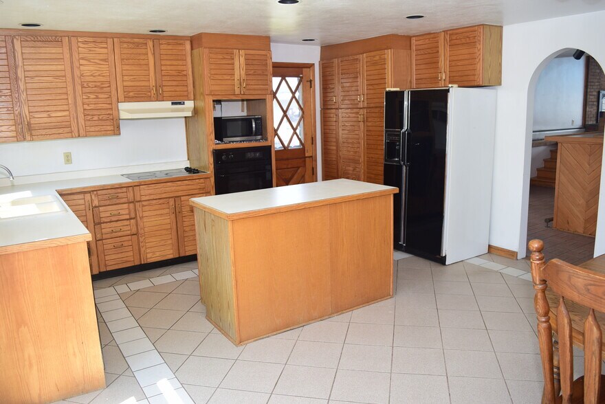 More Photos Of 2013 General Potter Hwy, Centre Hall Showroom For Sale