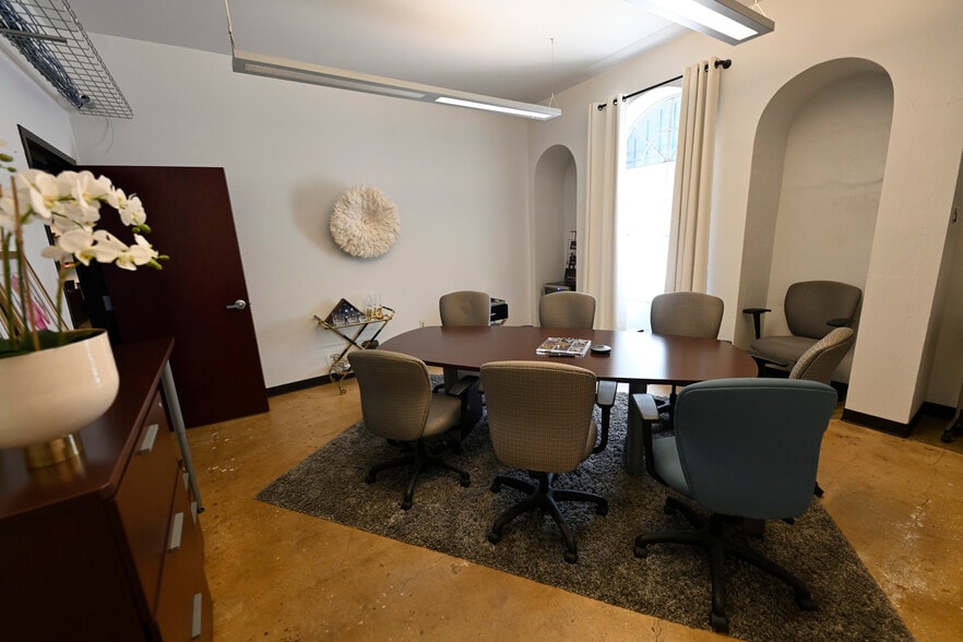 More Photos Of 1700-1710 N Main Ave, San Antonio Storefront Retail Office For Lease