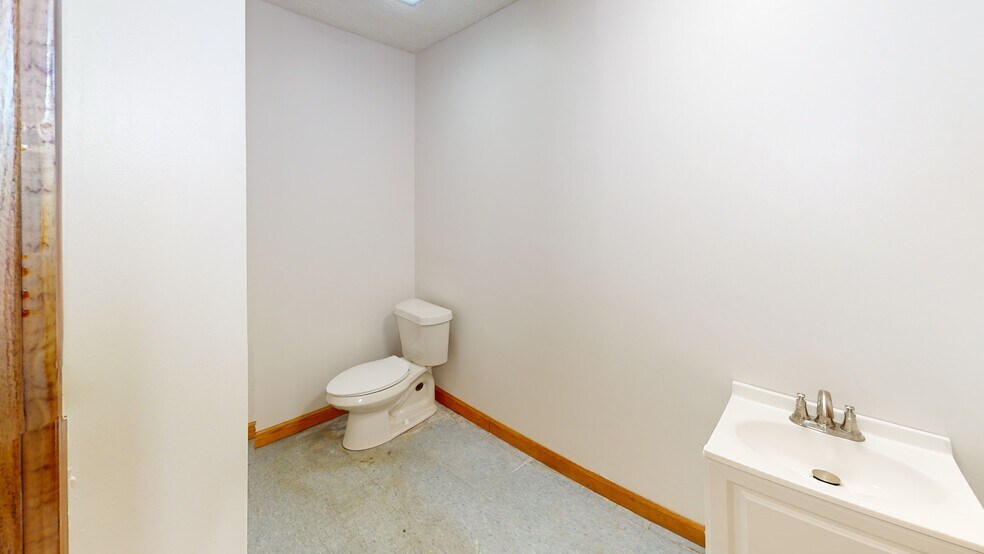 More Photos Of 7326-7338 Southern Blvd, Youngstown Unknown For Lease