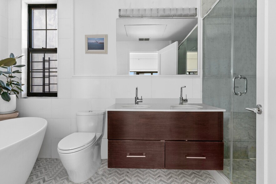 More Photos Of 212 Franklin St, Brooklyn Storefront Retail Residential For Sale