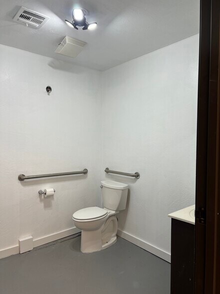 More Photos Of 209-211 S 5th St, Chickasha Storefront For Lease
