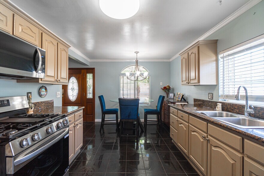 More Photos Of 1562 W 31st St, Long Beach Apartments For Sale
