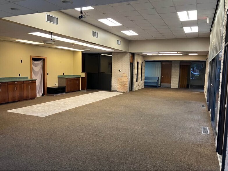 More Photos Of 112 W Cottonwood Rd, Dothan Freestanding For Sale