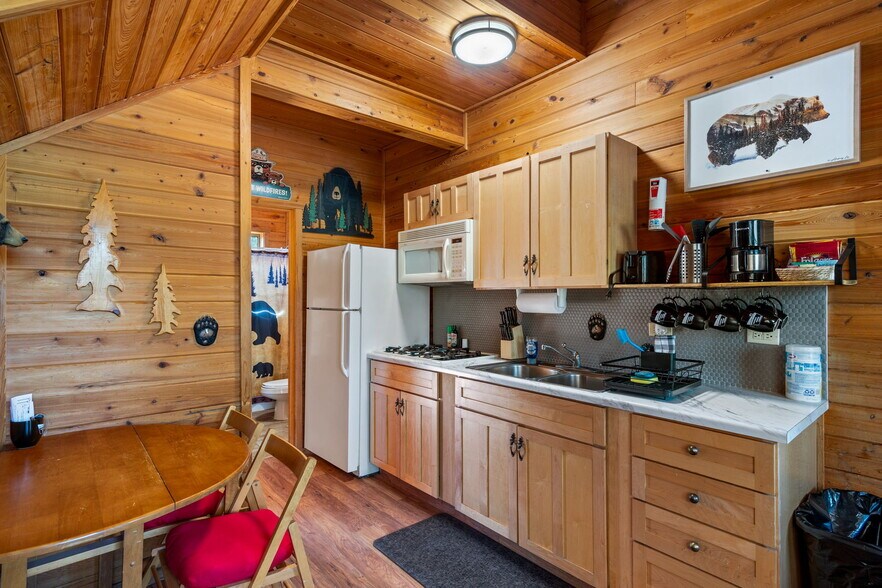 More Photos Of 1022 S Hunter Creek Dr, Payson Hotel For Sale