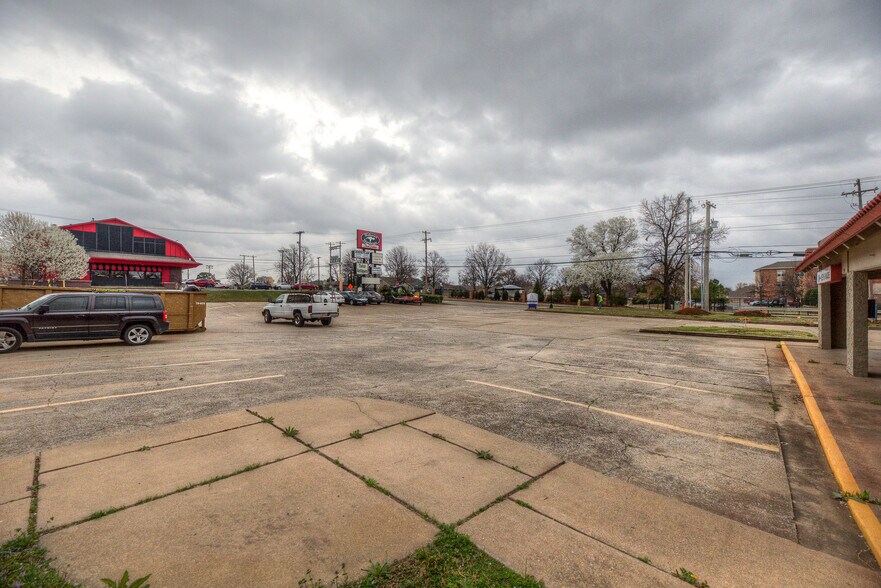 More Photos Of 4311 E 31st St, Tulsa Unknown For Lease