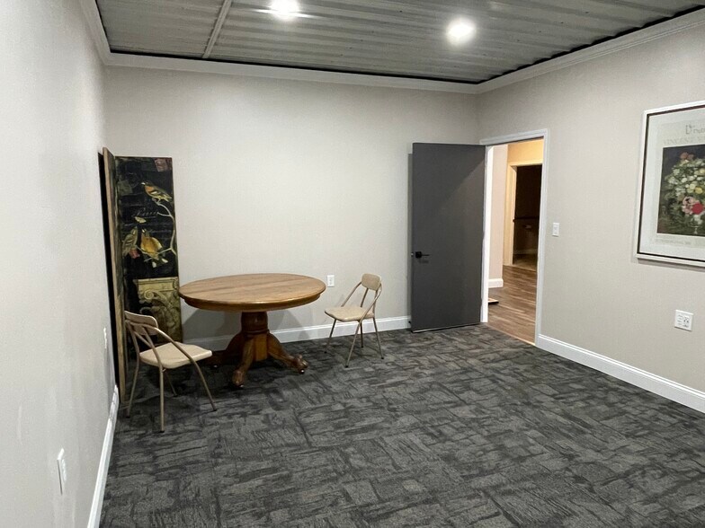 More Photos Of 1655 Plett Rd, Cadillac Office Residential For Lease