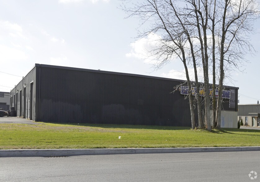 Primary Photo Of 4505 Av Thibault, Longueuil Warehouse For Lease