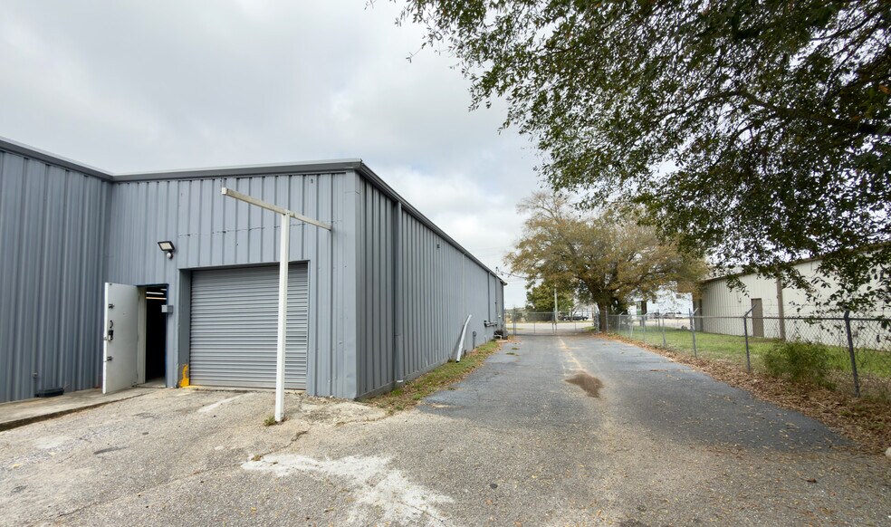 More Photos Of 3885 N Palafox Hwy, Pensacola Warehouse For Sale