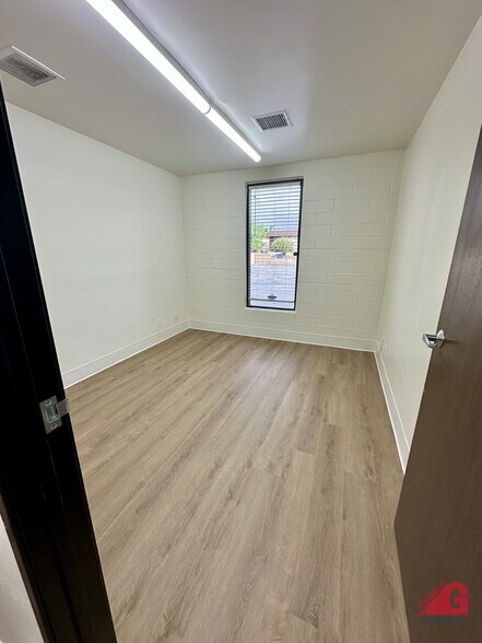 More Photos Of 21730 Lassen St, Chatsworth Manufacturing For Lease