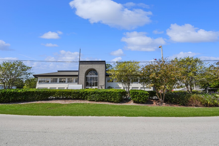 More Photos Of 9512 Sunbeam Center Dr, Jacksonville Office For Lease