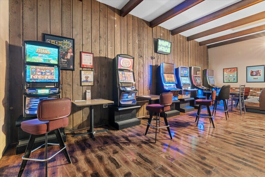 More Photos Of 535 S Columbia River Hwy, Saint Helens General Retail For Lease