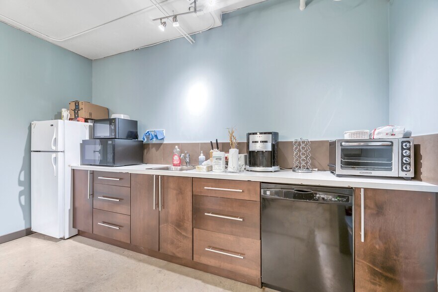 More Photos Of 902 9th Ave SW, Calgary Medical For Lease