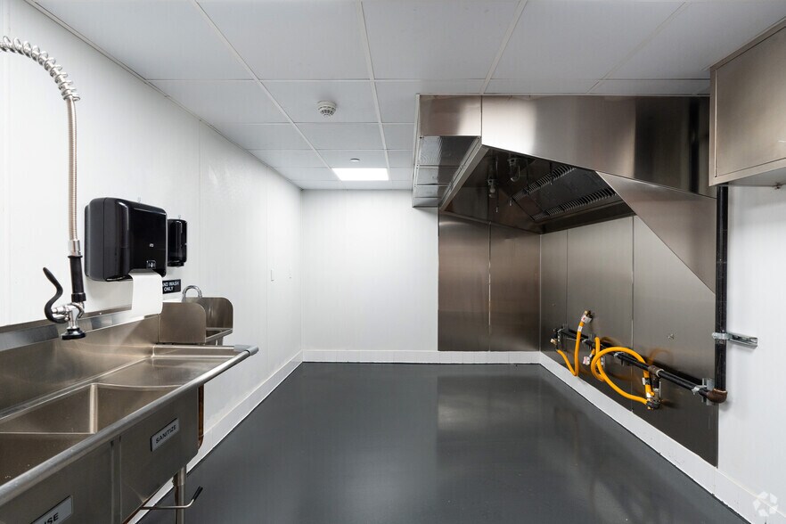 More Photos Of 102-110 Commerce St, Brooklyn Restaurant For Lease